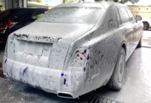 “The Rolls-Royce Phantom VIII: A Stunning Showpiece with a Unique Paint Job and Custom Wheels”