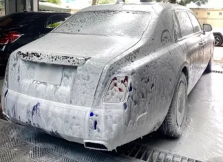 “The Rolls-Royce Phantom VIII: A Stunning Showpiece with a Unique Paint Job and Custom Wheels”