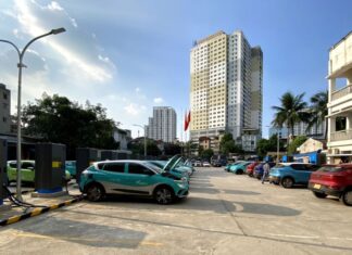 Drivers Excited About New V-Green Super-Fast Charging Station in Hanoi