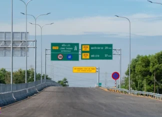 The Signs Overhead on the Highway that New Drivers Often Overlook