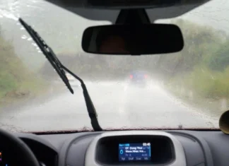 Should You Turn On Your Hazard Lights in the Rain?