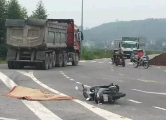 “Shocking Video Footage: Reckless Dump Truck Turns and Crushes Motorcyclist Underneath, Leaving One Dead in Bac Ninh, Vietnam”