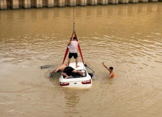 Fatal Car Crash in Nghe An Province: Driver Dies After Plunging into River, Hitting Two Motorcycles