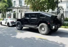 The Ultimate Automotive Duo: Audi R8 and the Rare Hummer H1 Take on Hanoi’s Streets