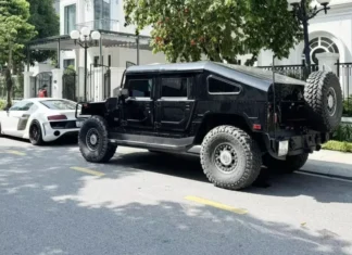 The Ultimate Automotive Duo: Audi R8 and the Rare Hummer H1 Take on Hanoi’s Streets