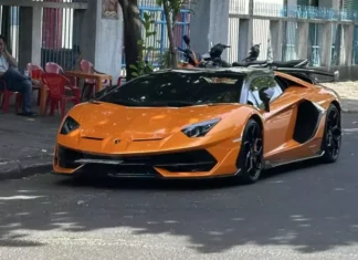 The Lamborghini Aventador SVJ Roadster: A Multi-Billion Dong Sensation Spotted at a Sidewalk Chicken Rice Stall in Phu Yen