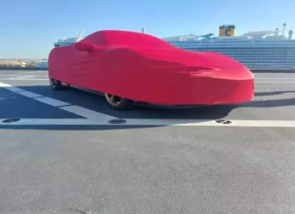 Record-Breaking Speed: Ferrari Supercar with Nearly 1,000 Horsepower Races on Aircraft Carrier