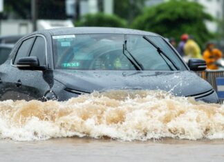 “Electric Car Safety: Navigating Flooded Roads”