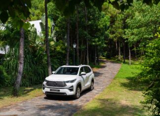 Imported Cars Dominate, Vietnam’s Auto Market Explodes in Year-End Surge