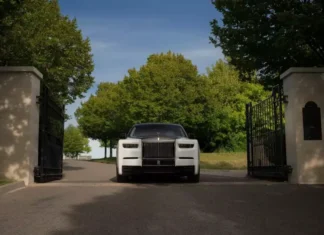 Rolls-Royce Unveils Gold-Plated Phantom Limited to 25 Units: Will Any Arrive in Vietnam?