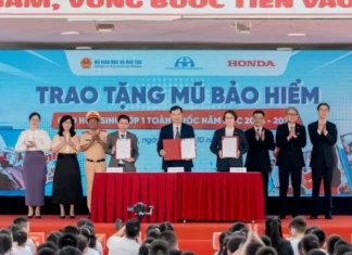 Honda Vietnam Gifts Helmets to First-Grade Students