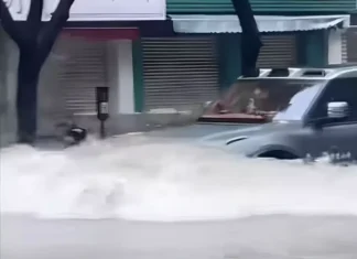 BYD Yangwang U8 Creates Massive Waves While Driving Through Flooded Streets, Shattering Storefront Glass and Bending Rolling Shutters