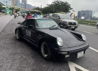 Why Does This Porsche 930 Turbo Feature Dual Wide-Body Flares at the Rear?