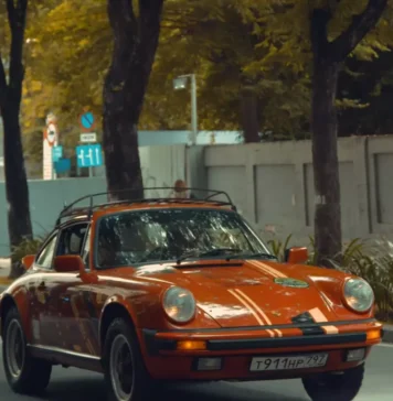 Vintage Car Collection of Russian Enthusiasts Stuns Ho Chi Minh City: A Jaw-Dropping Jaguar E-Type Takes Center Stage