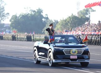 Vietnamese Electric Vehicles Shine at Laos National Day Parade