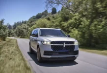 2025 Lincoln Navigator Faces Setback with Rear Light Bar Issue