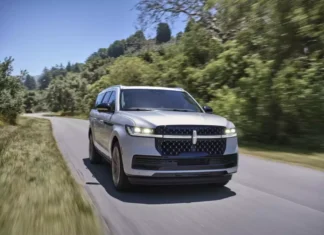 2025 Lincoln Navigator Faces Setback with Rear Light Bar Issue