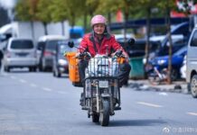 “Wuhan’s Millionaire Shipper: Owning 10 Homes, 4 Luxury Cars, Yet Still Hustling as a Late-Night Delivery Driver”